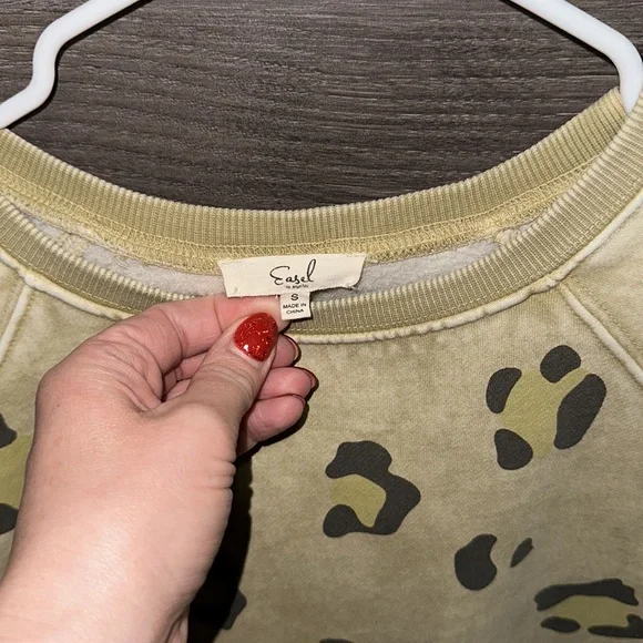 Cute comfy Easel crewneck!💚 - Picture 4 of 4